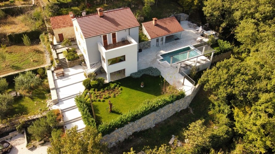 villa grey stone in omis